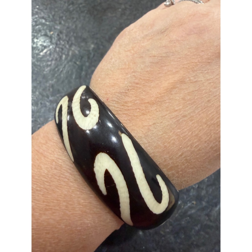 Vintage 70s Boho Chunky Wood Bangle Bracelet Dark Coconut Husk Wavy Inlay Brown - Picture 3 of 4